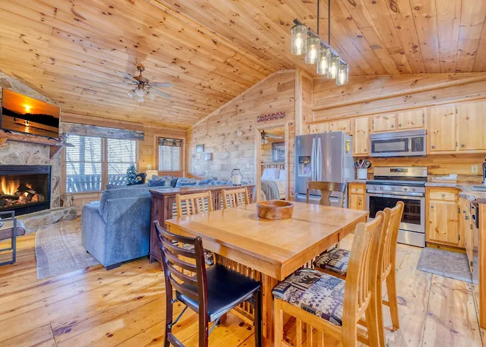 Secluded Sunrise Ridge-10 Min From Blue Ridge, King Beds, Hot Tub, 2 Porches, Fireplace Wood Burning, Mountain View, Cozy