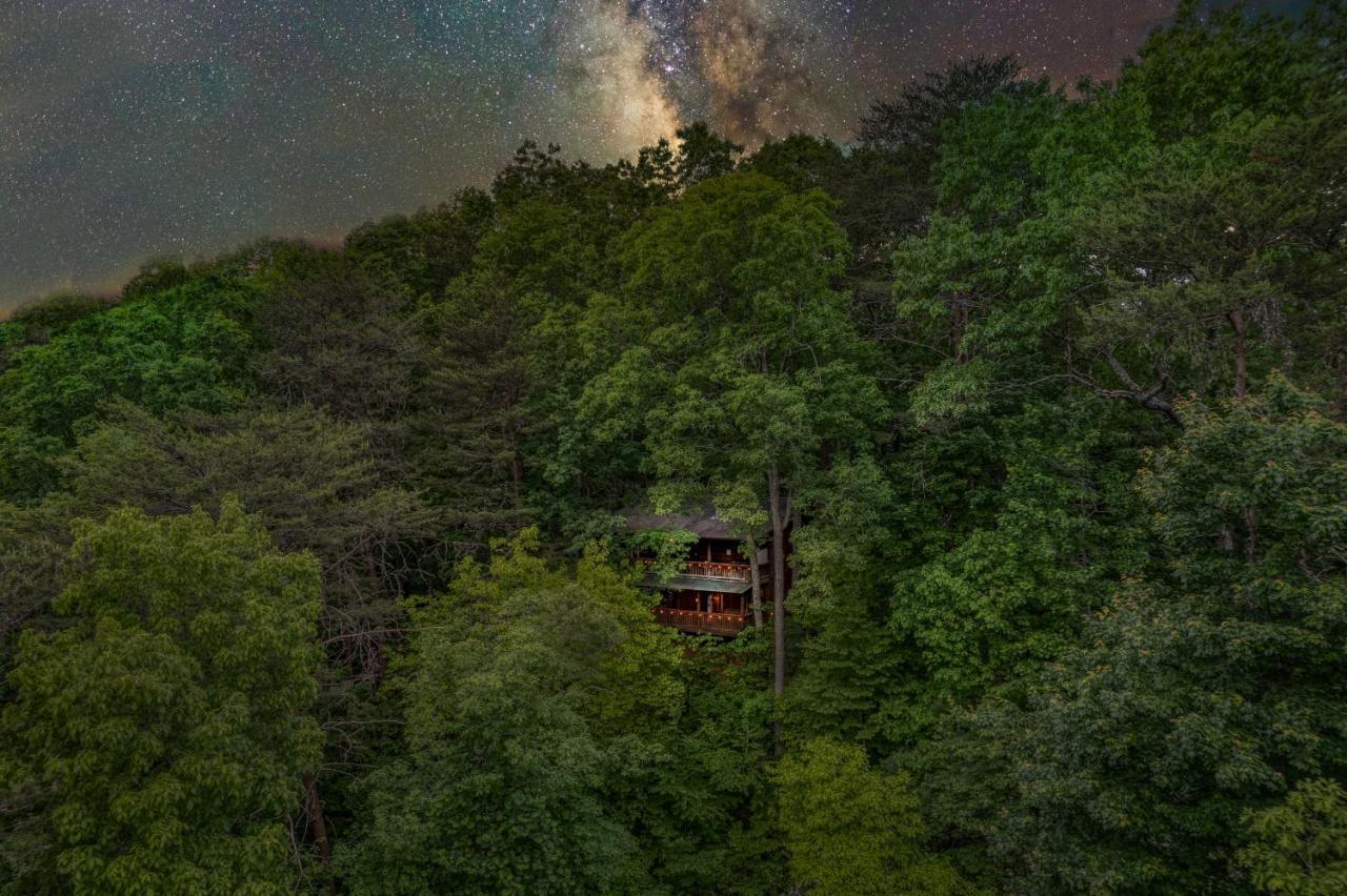 Secluded Sunrise Ridge: Mountain View Retreat With Hot Tub *