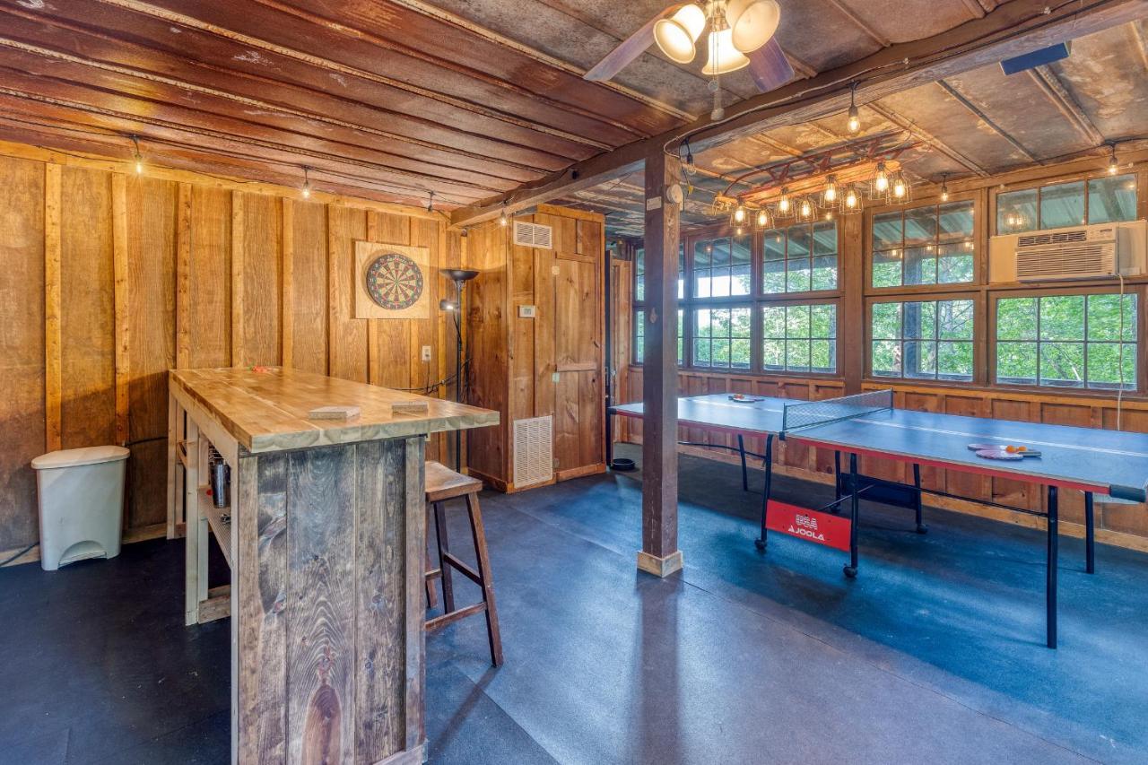 Secluded Sunrise Ridge: Mountain View Retreat With Hot Tub *