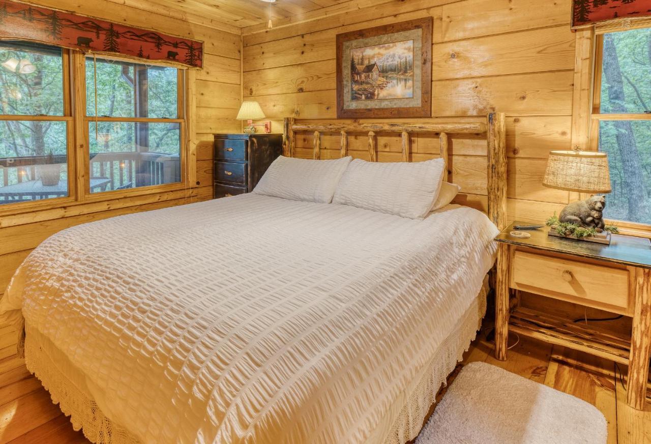 Secluded Sunrise Ridge: Mountain View Retreat With Hot Tub