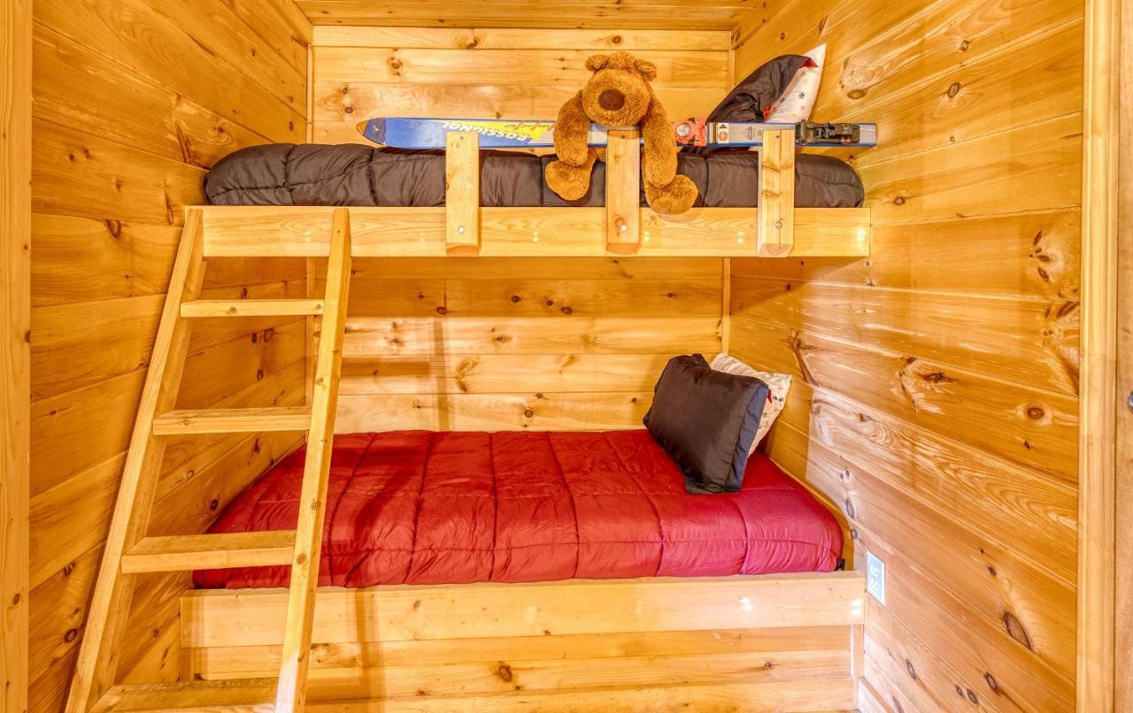 Secluded Sunrise Ridge: Mountain View Retreat With Hot Tub Holiday home *