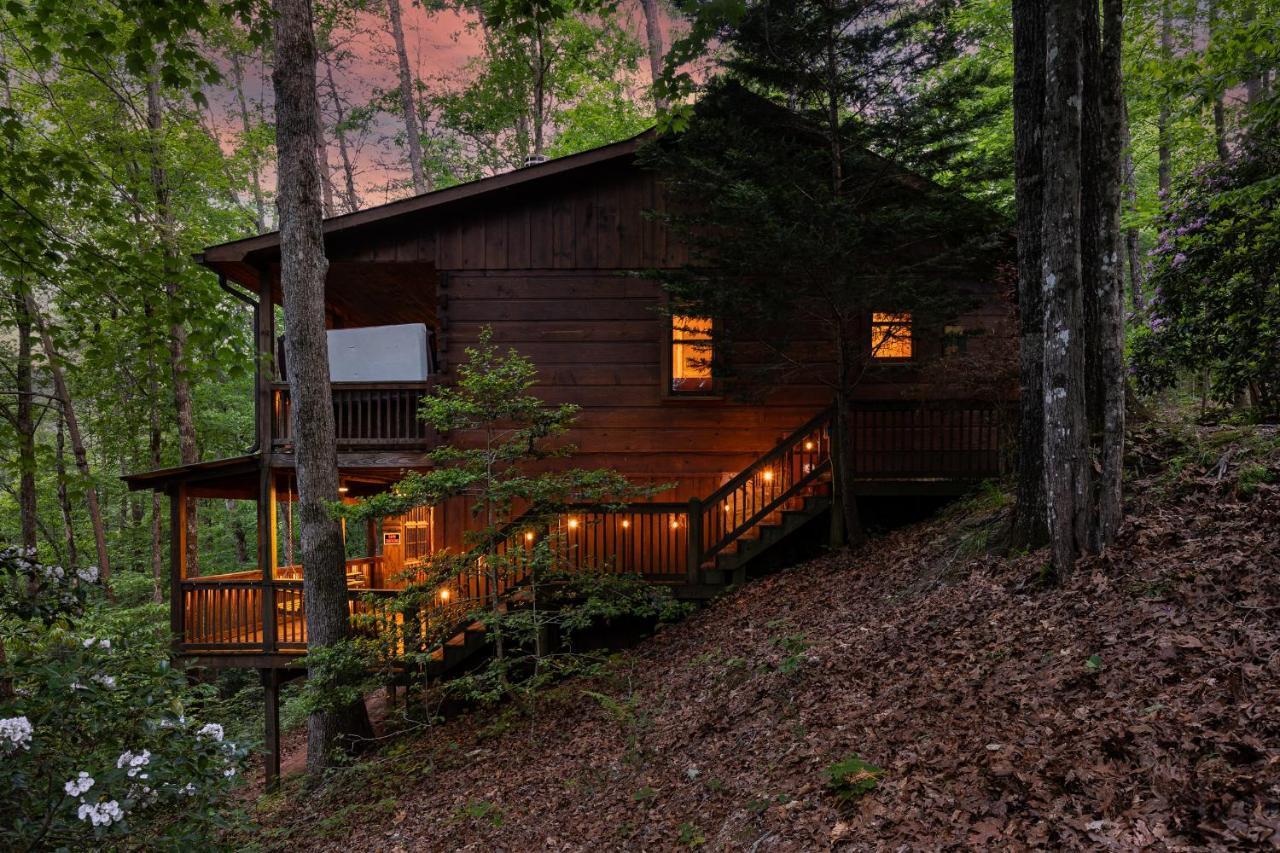 Secluded Sunrise Ridge: Mountain View Retreat With Hot Tub Holiday home *