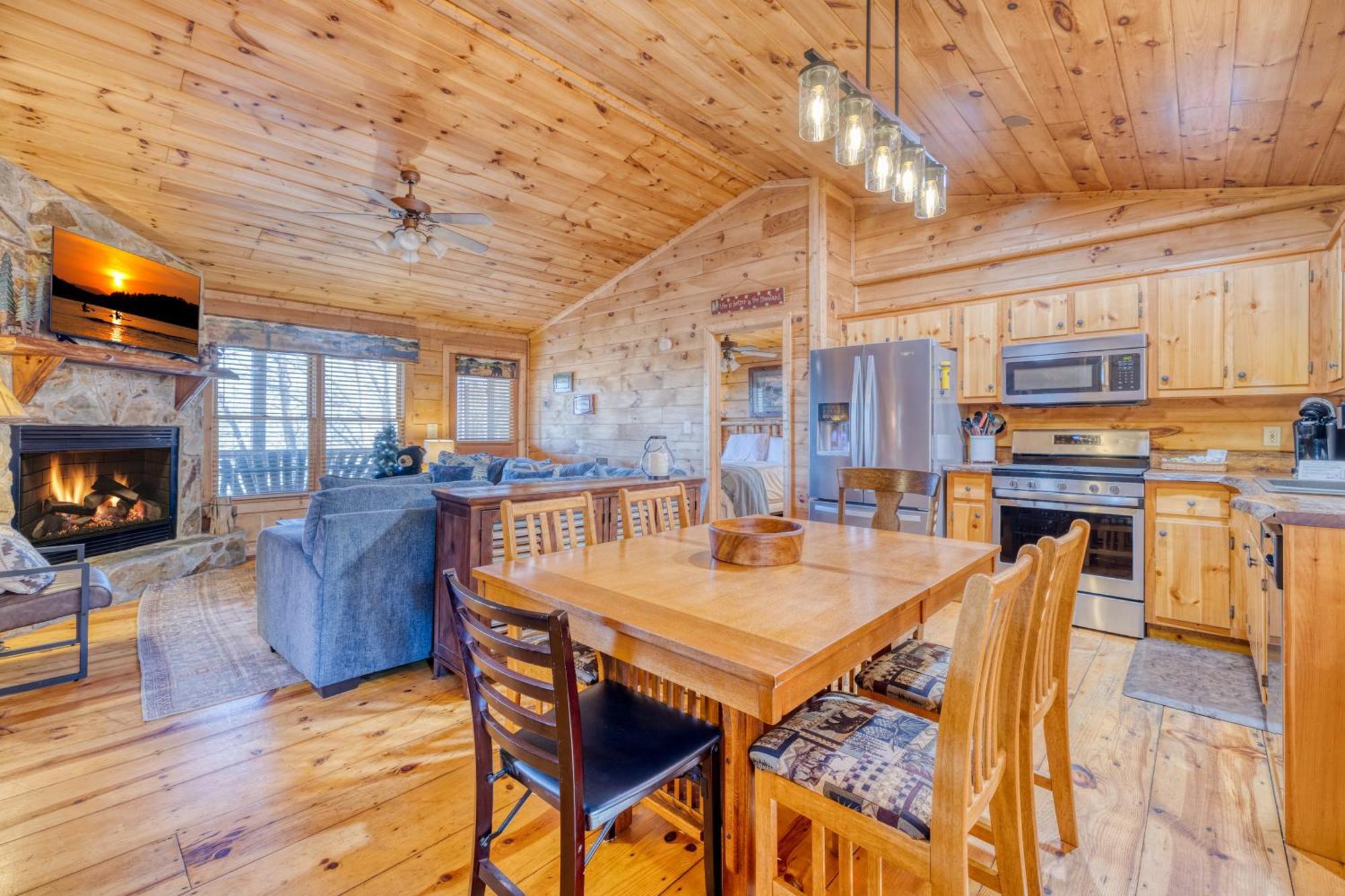 Secluded Sunrise Ridge: Mountain View Retreat With Hot Tub Blue Ridge