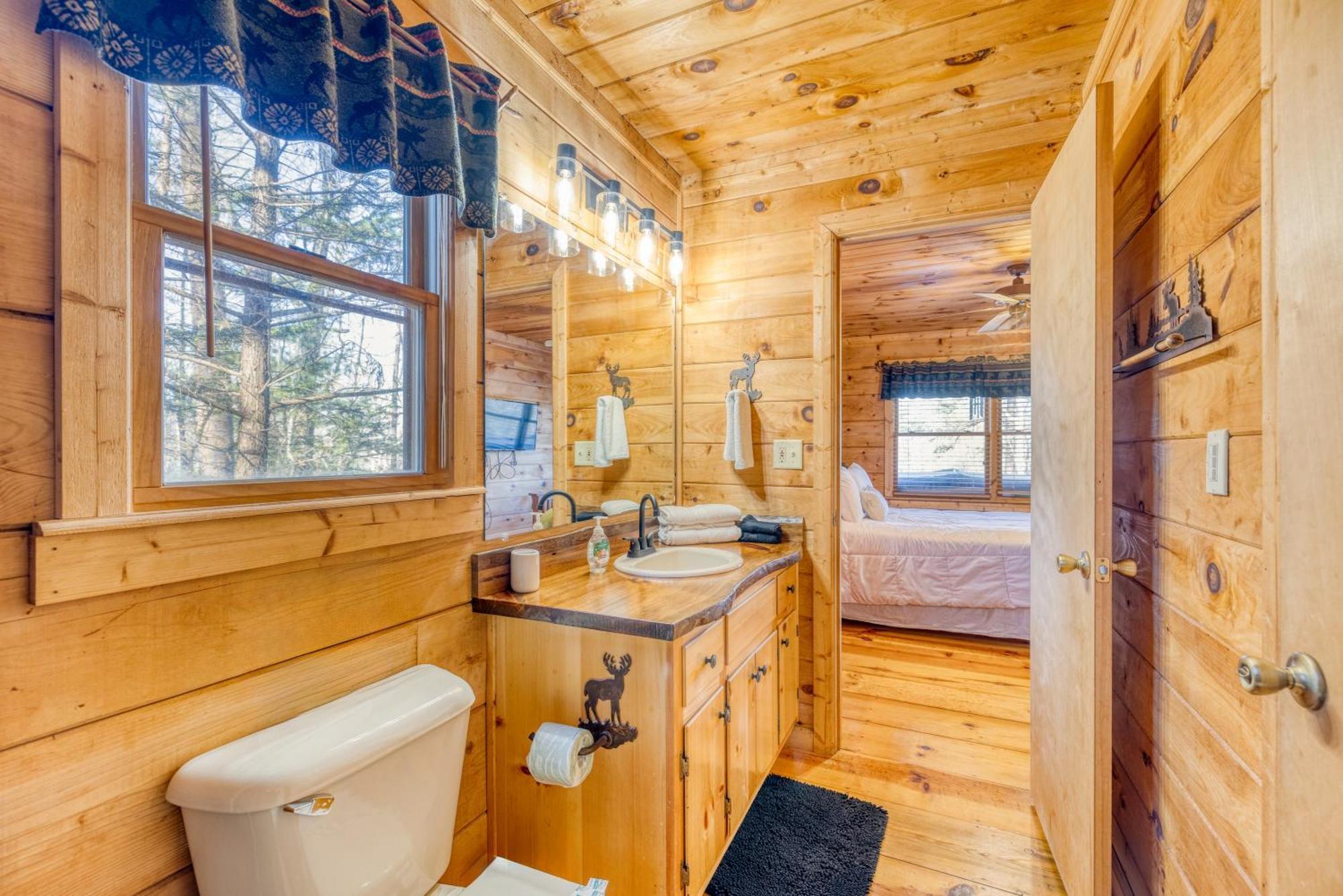 Secluded Sunrise Ridge: Mountain View Retreat With Hot Tub Holiday home