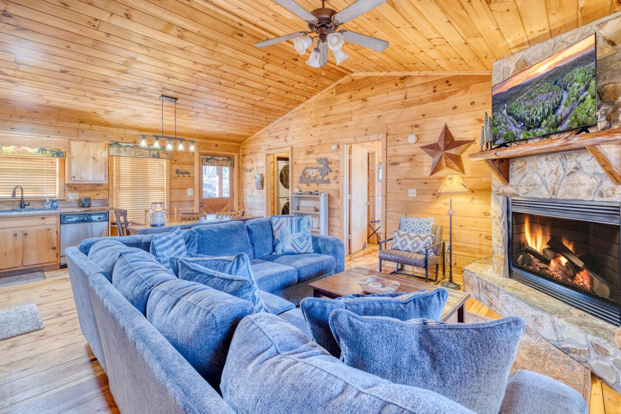 Holiday home Secluded Sunrise Ridge: Mountain View Retreat With Hot Tub *