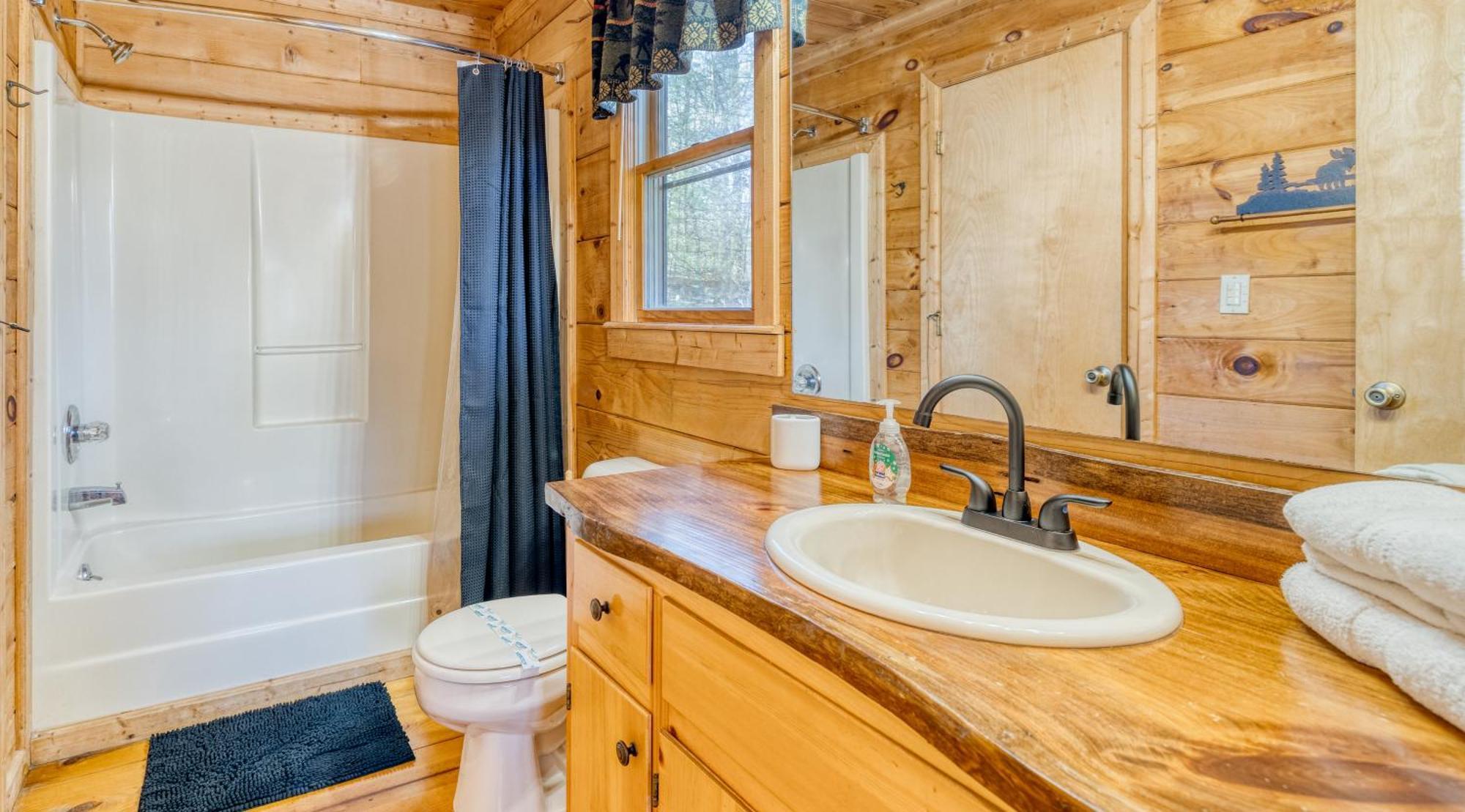 Secluded Sunrise Ridge: Mountain View Retreat With Hot Tub Holiday home