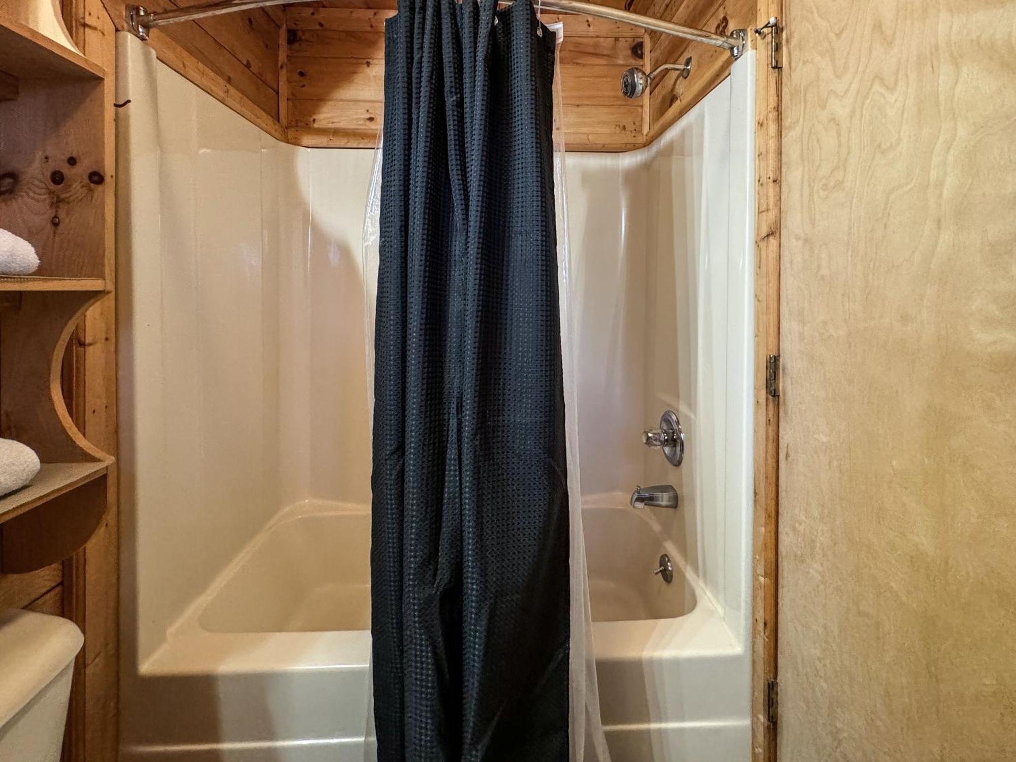 Secluded Sunrise Ridge: Mountain View Retreat With Hot Tub Holiday home