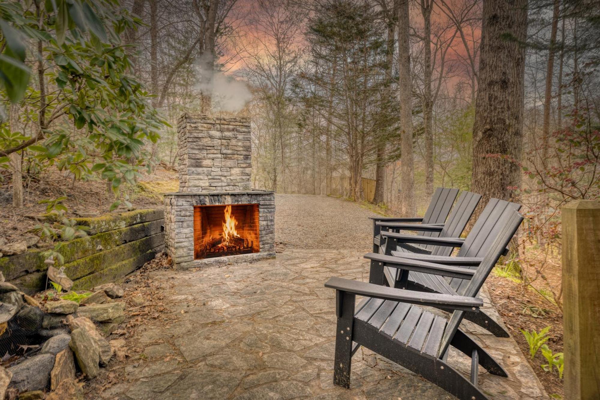 Secluded Sunrise Ridge: Mountain View Retreat With Hot Tub Holiday home *