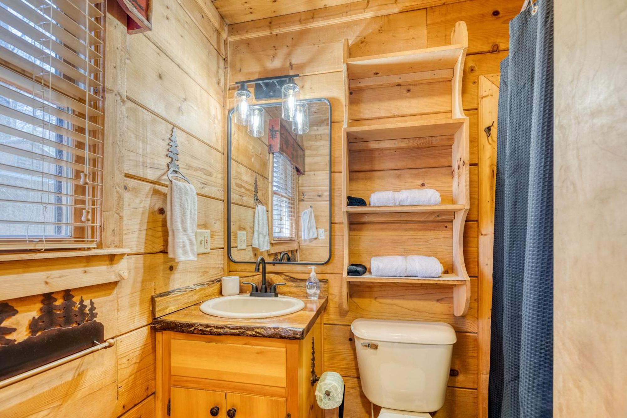 Holiday home Secluded Sunrise Ridge: Mountain View Retreat With Hot Tub *